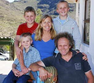 Kathrin Nieuwoudt mit Ehemann Jannie und den drei Söhnen auf ihrer Farm in den Cedarbergen.