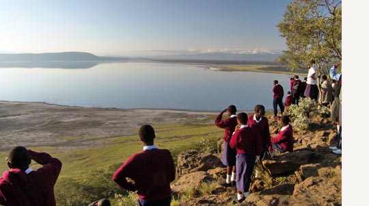 Schulkinder am Lake Nakuru, einem der Premium Nationalparks in Kenia © Foto: Manfred Kautz Schulkinder am Lake Nakuru, einem der Premium Nationalparks in Kenia © Foto: Manfred Kautz