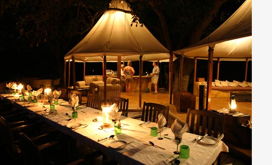 Dinner is ready im Sausage Tree Camp, Lower Zambezi Nationalpark Dinner is ready im Sausage Tree Camp, Lower Zambezi Nationalpark