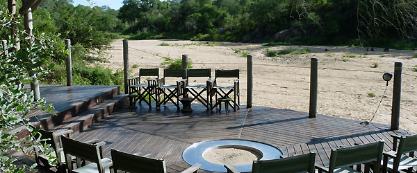 Feuerstelle in der Rhino Post Safari Lodge