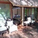 Veranda eine Doppelzimmers in der Rhino Post Safari Lodge