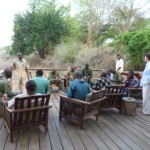 Das Team der SLCS feiert die gelungene Aktion mit einem Drink auf dem Deck der Kapani Lodge, zusammen mit den erleichterten Gästen.