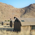 Unsere Zelte von hinten mitsamt Wasserbehälter für die Dusche © Foto: René Schmidt | Outback Africa Erlebnisreisen Namib-Wüste