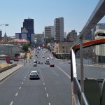 Namibias Hauptstadt vom Sightseeing-Bus aus gesehen © Foto: René Schmidt | Outback Africa Erlebnisreisen Windhoek