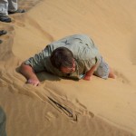 Der Guide gräbt mit einem Haken im Sand © Foto: René Schmidt | Outback Africa Erlebnisreisen Namib-Wüste
