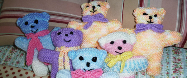 Gestrickte Kuschelbären © Foto: Kathy Platts, KAS