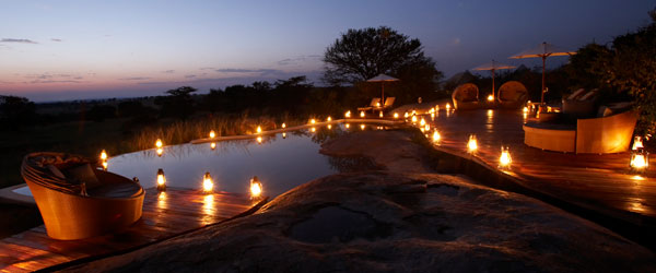 Pool des Sayari Camps bei Nacht.