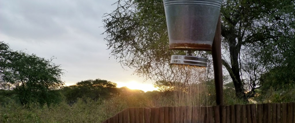 Dusche des Olivers Camp bei Sonnenaufgang © Foto: Angelika Krüger | Outback Africa Erlebnisreisen