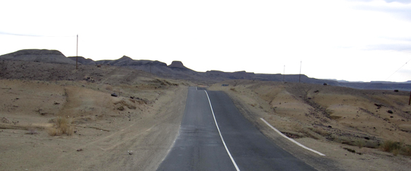 Ein asphaltiertes Stück Straße an der Grenze zu Südafrika © Foto: Susanne Schlesinger | Outback Africa Erlebnisreisen