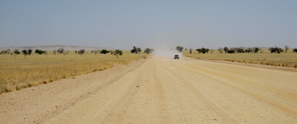 Staubige Piste durch das Namibgebiet © Foto: Susanne Schlesinger | Outback Africa Erlebnisreisen