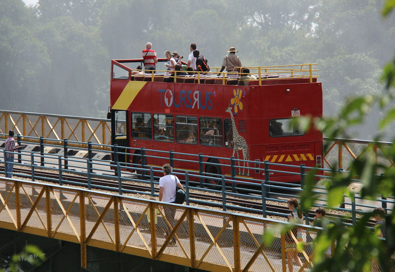 http://www.outback-africa.de/blog/wp-content/uploads/2014/08/vicfalls-sightseeing-1.jpg