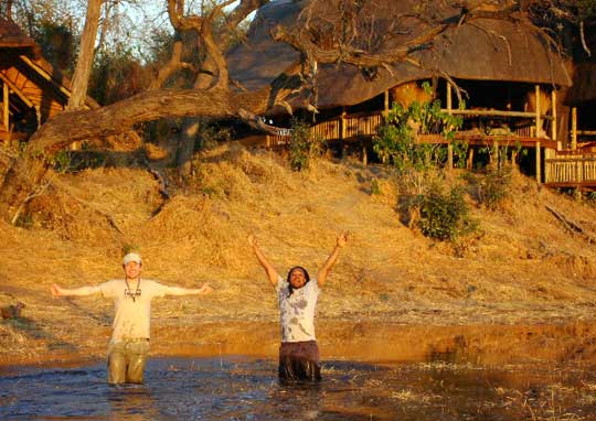 Die Manager des Savuti Camp in Botswana feiern die Ankunft des Wassers vor ihrer Lodge
