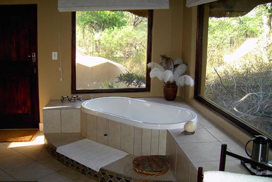 Bad im Honeymoon-Chalet der Motsentsela Tree Lodge, Maun | © Foto: Jens Döring, Outback Africa Erlebnisreisen
