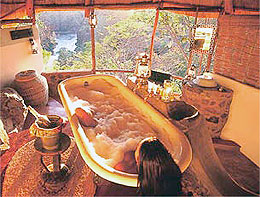 Badezimmer mit Blick in Batoka-Schlucht Songwe/Sambia © Foto: Kwando Safaris Badezimmer mit Blick in Batoka-Schlucht Songwe/Sambia © Foto: Kwando Safaris
