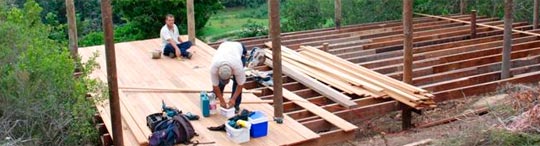 Zimmerleute bauen neue Plattformen für die Luxus-Zeltsuiten in Botlierskop, Südafrika Zimmerleute bauen neue Plattformen für die Luxus-Zeltsuiten in Botlierskop, Südafrika