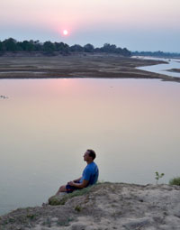 Am Ufer des Luangwa-Flusses.