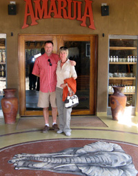 Martina und Cliff in ihrer neuen Heimat, am Eingang der Amarula-Lapa