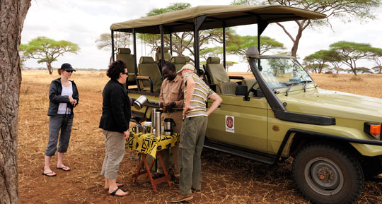 Picknick-Frühstück am Pirschfahrzeug von Oliver's Camp, Tarangire Nationalpark. © Foto: Marco Penzel | Outback Africa Erlebnisreisen