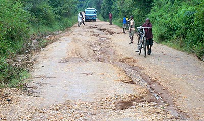 Der Regen hat ein kleines Rift Valley in die Straße gewaschen