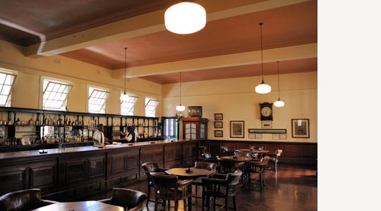 The Bulawayo Club, Bar. © Foto: Marco Penzel | Outback Africa Erlebnisreisen</em> The Bulawayo Club, Bar. © Foto: Marco Penzel | Outback Africa Erlebnisreisen</em>