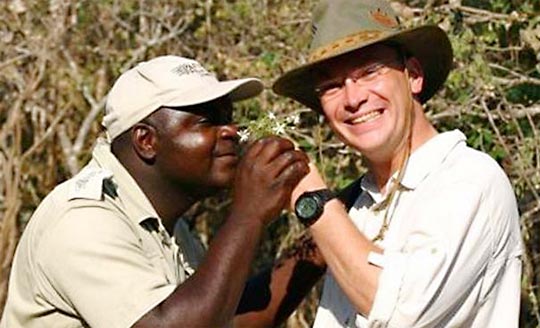 Guide Josephat (links) weiß unwahrscheinlich viel über die Natur und speziell die Vogelwelt im Luangwa-Tal und kann dazu noch seine Gäste prima unterhalten.