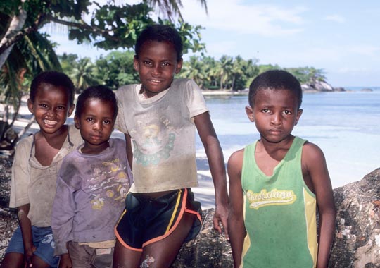 Kinder am Strand (Ile aux Nattes, Madagaskar)