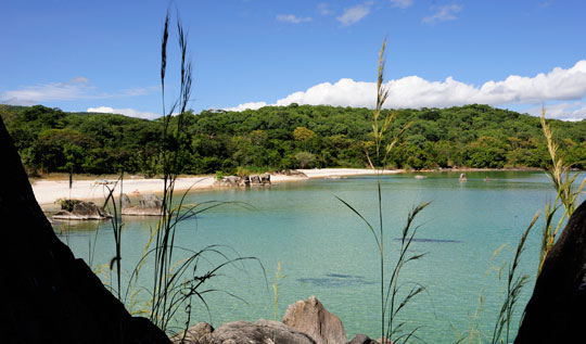 Strand der Nkwichi Lodge, Nyassa-See, Mosambik © Foto: Marco Penzel | Outback Africa Erlebnisreisen