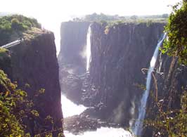 Die Victoria-Wasserfälle von Zambia aus betrachtet bei niedrigem Wasserstand im September. © Foto: Ulrike Pârvu / Outback Africa