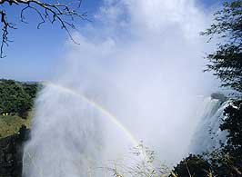 Die Victoria-Wasserfälle von Zambia aus betrachtet bei hohem Wasserstand im Mai. © Foto: Marco Penzel / Outback Africa