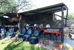 Etosha Safari Camp, Sitzmöbel aus alten Reifen © Foto: Heidi Lang