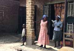 Agatha leitet ein Dorfprojekt in Entebbe und öffnet uns ihre Tür. &copy; Foto: Svenja Penzel | Outback Africa