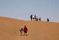 Fußmarsch über eine Düne zum Dead Vlei &copy; Foto: Susanne Schlesinger | Outback Africa