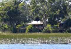 Pelo Camp, vom Wasser aus gesehen &copy; Foto: Ulrike Pârvu | Outback Africa