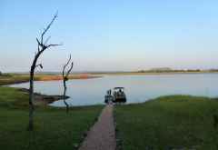 Musango Bush Camp, Weg zum Anlegesteg &copy; Foto: Ulrike Pârvu | Outback Africa