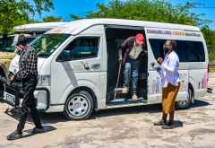 Dieser Bus bringt ältere Menschen in Maun zum Arzt oder Kinder zur Schule. &copy; Foto: Travel for Impact