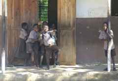 Dongo Kundu Grundschule, Kinder vor dem Klassenzimmer &copy; Foto: Susanne Schlesinger | Outback Africa