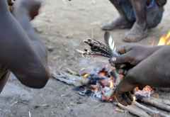 Federn für die Pfeilschäfte © Foto: Marco Penzel | Outback Africa