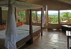 Geräumiges Schlafzimmer und Terrasse der Mihingo Lodge &copy; Foto: Svenja Penzel @ Outback Africa