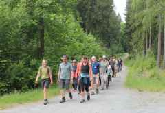 Die Wanderer auf dem Almweg in Obersohl &copy; Foto: Andreas Dietz