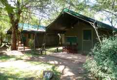 Maramba River Lodge, Zeltchalets außen © Foto: Ulrike Pârvu | Outback Africa
