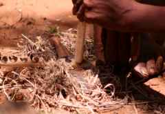 Die Funken springen auf das trockene Gras über, Living Museum of San &copy; Foto: Doreen Schütze | Outback Africa