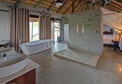 Badezimmer einer Suite in der Makalali River Lodge &copy; Foto: Justine Retzar | Outback Africa Erlebnisreisen