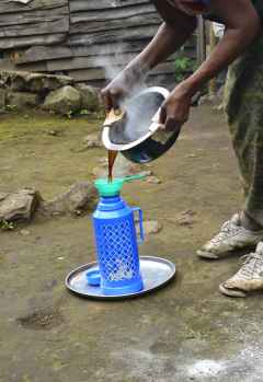 .. und durch ein Sieb gefiltert - fertig! &copy; Foto: Susanne Schlesinger | Outback Africa