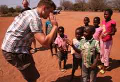 Kinder am Straßenrand nach Bilene, Mosambik &copy; Foto: Doreen Schütze | Outback Africa