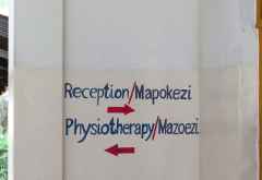 Usa River Rehabilitation Center, Wegweiser &copy; Foto: S.Schlesinger | Outback Africa