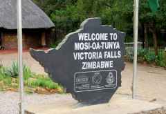Schild am Eingang des  Victoria Falls Nationalparks, Simbabwe &copy; Foto: S.Schlesinger | Outback Africa