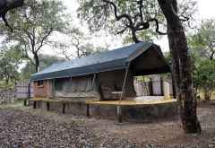 Safari-Zelt der Thawale Lodge mit gemauertem Badezimmer &copy; Foto: Svenja Penzel | Outback Africa