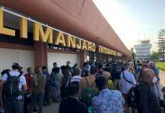 Wegen der zusätzlichen Gesundheitskontrollen bilden sich Warteschlangen bei der Ankunft am Kilimanjaro Airport © Foto: Marco Penzel | Outback Africa