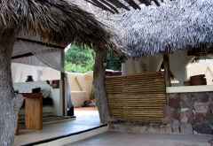 Offenes Cottage in Kiba Point, Sand Rivers Selous – Links Bett, rechts Bad &copy; Foto: Svenja Penzel | Outback Africa