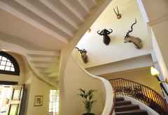 Treppenhaus im Eingang des Victoria Falls Hotels &copy; Foto: Marco Penzel | Outback Africa